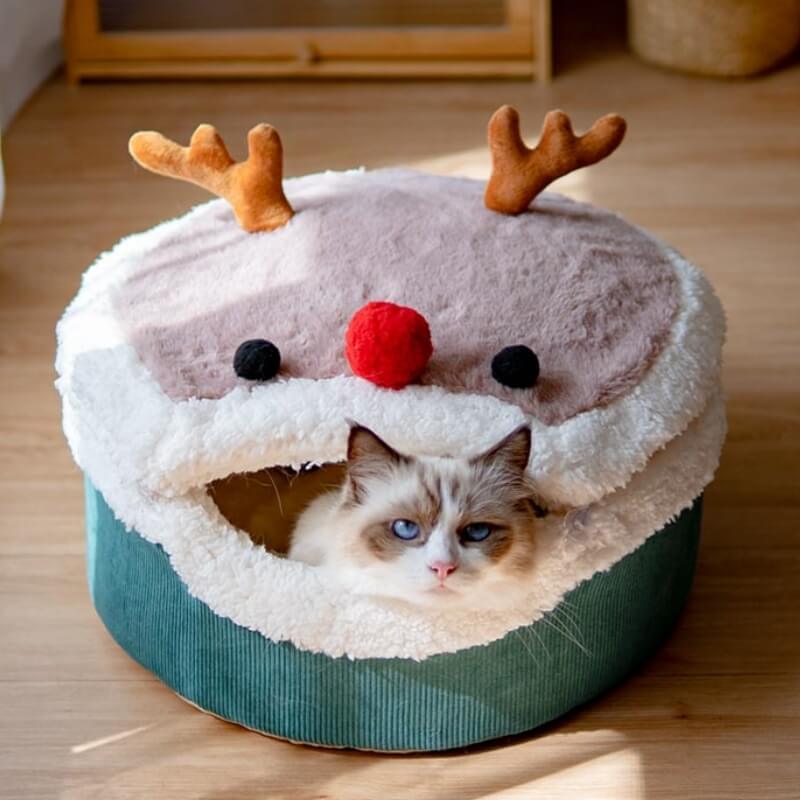 Caverna de gato de pelúcia fechada com alces de Natal